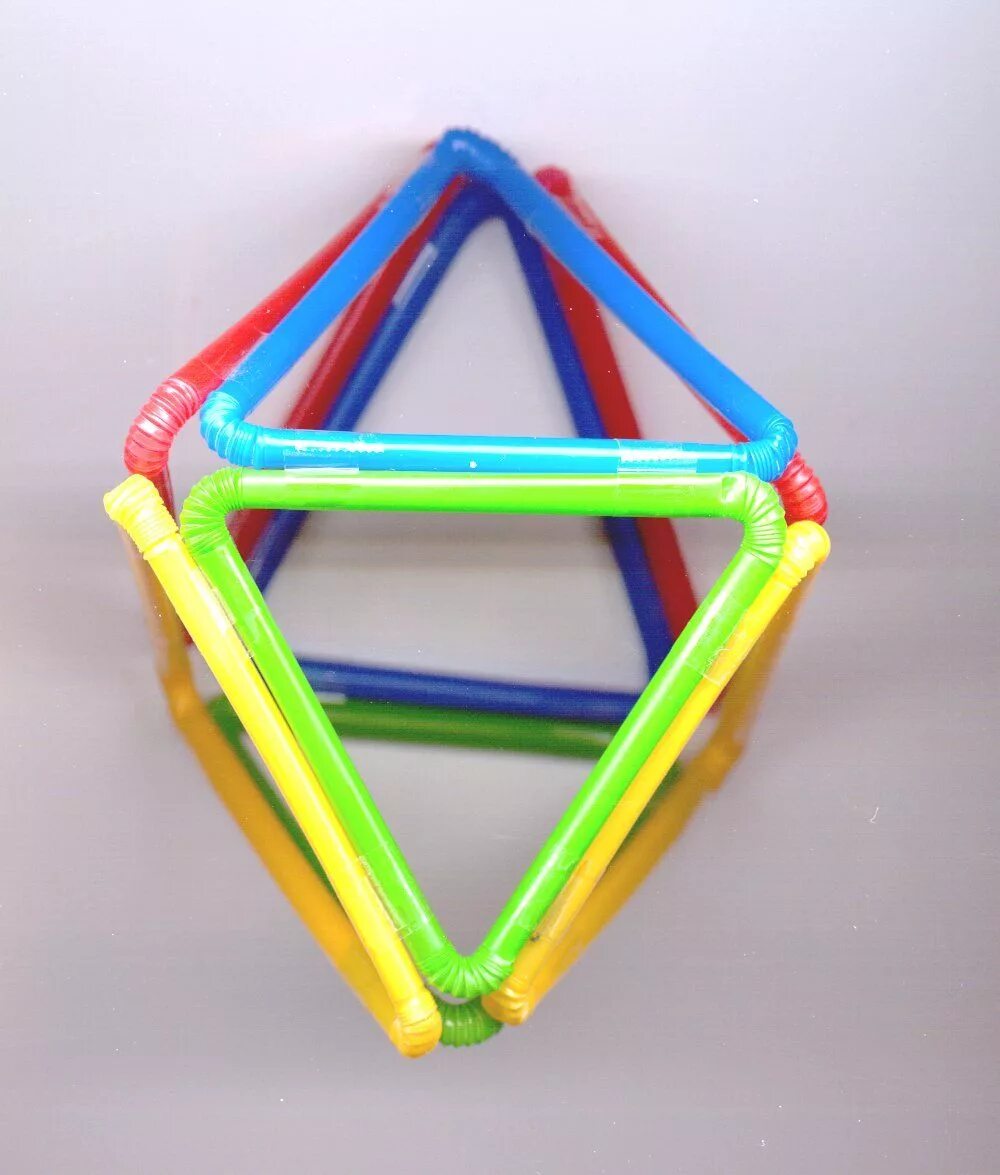 конструктор для сборки каркасных моделей стереометрических фигур. плетение из соломинок для коктейля. свтрель оз коктеидьгых трубочек. игрушки из трубочек для коктейля. презентация конструирование сложных форм из пластиковых трубочек.