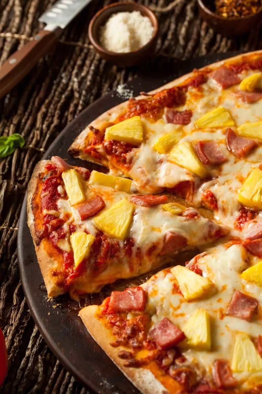 Пицца с ананасами. Пицца с кокосом. Пицца с ананасами красивые фото. Пицца с ананасами фото из ресторана.