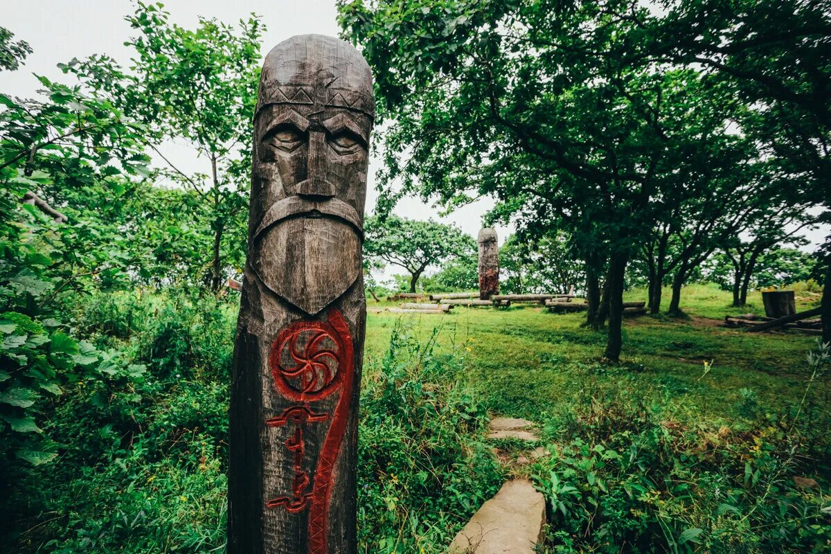 Идолы воды. Капище Перуна. Капище Перуна Великий Новгород. Славянские идолы Перун. Капище Перуна Владивосток.