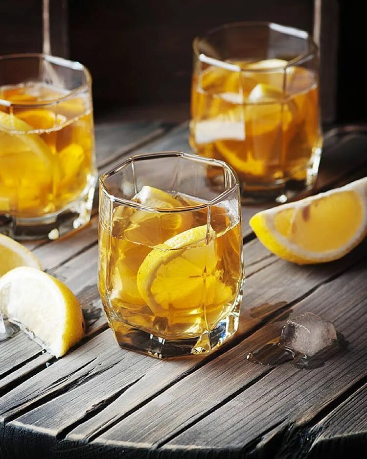 Виски со льдом и лимоном. Лимонный виски. Алкоголь с лимоном. Напитки похожие на виски. Какие похожие напитки