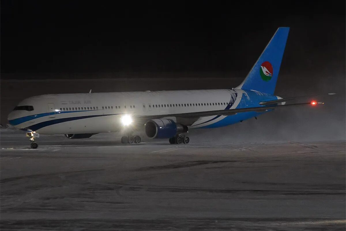 Боинг 747 таджикская авиакомпания. Таджикские авиалинии. Таджик эйр боинг 747. Таджик air 321. Ан 28 таджик эйр.