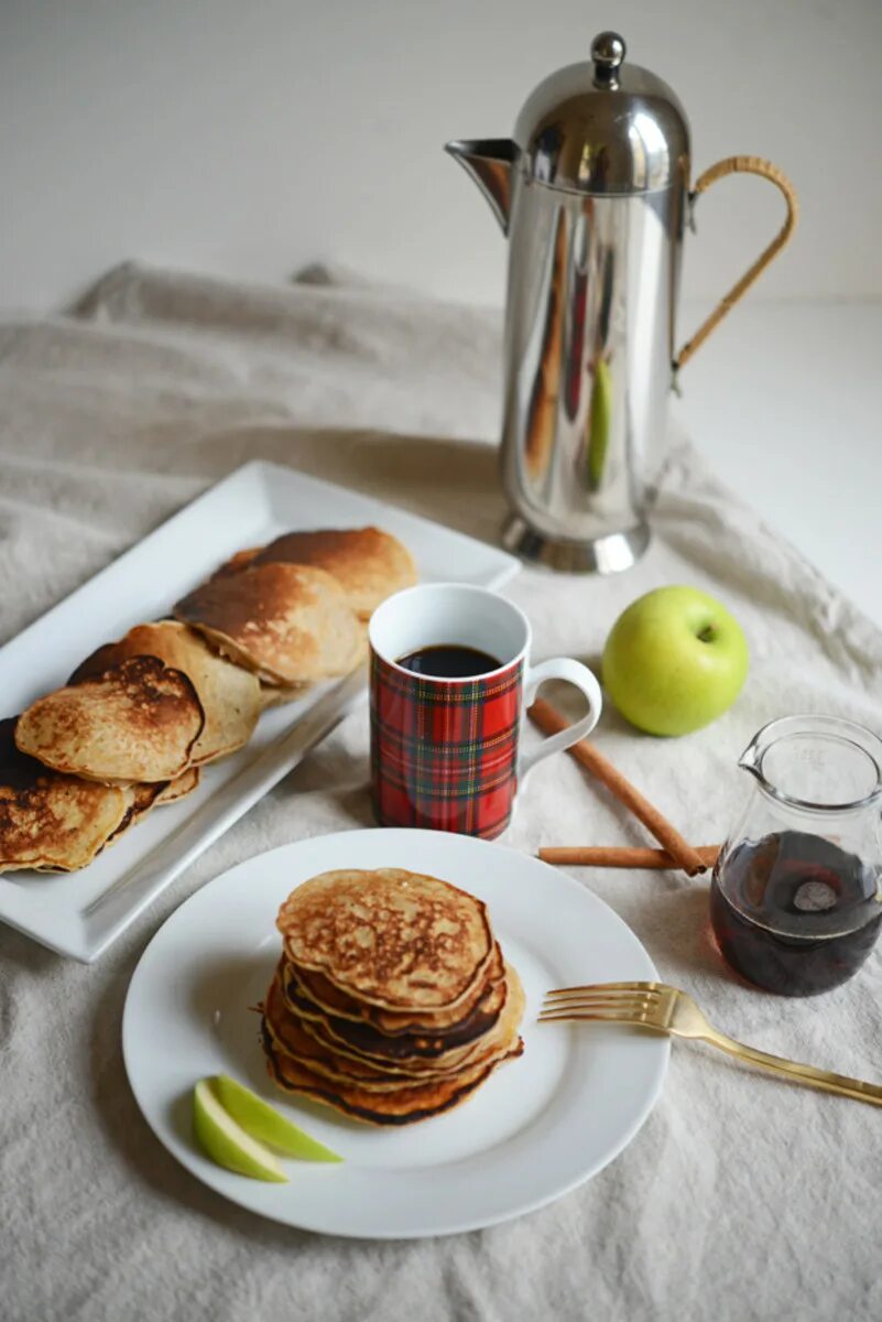 Доброе утро с блинами и кофе. Завтрак с кофе. Блины и кофе. Утренний завтрак. Кофе с блинчиками.
