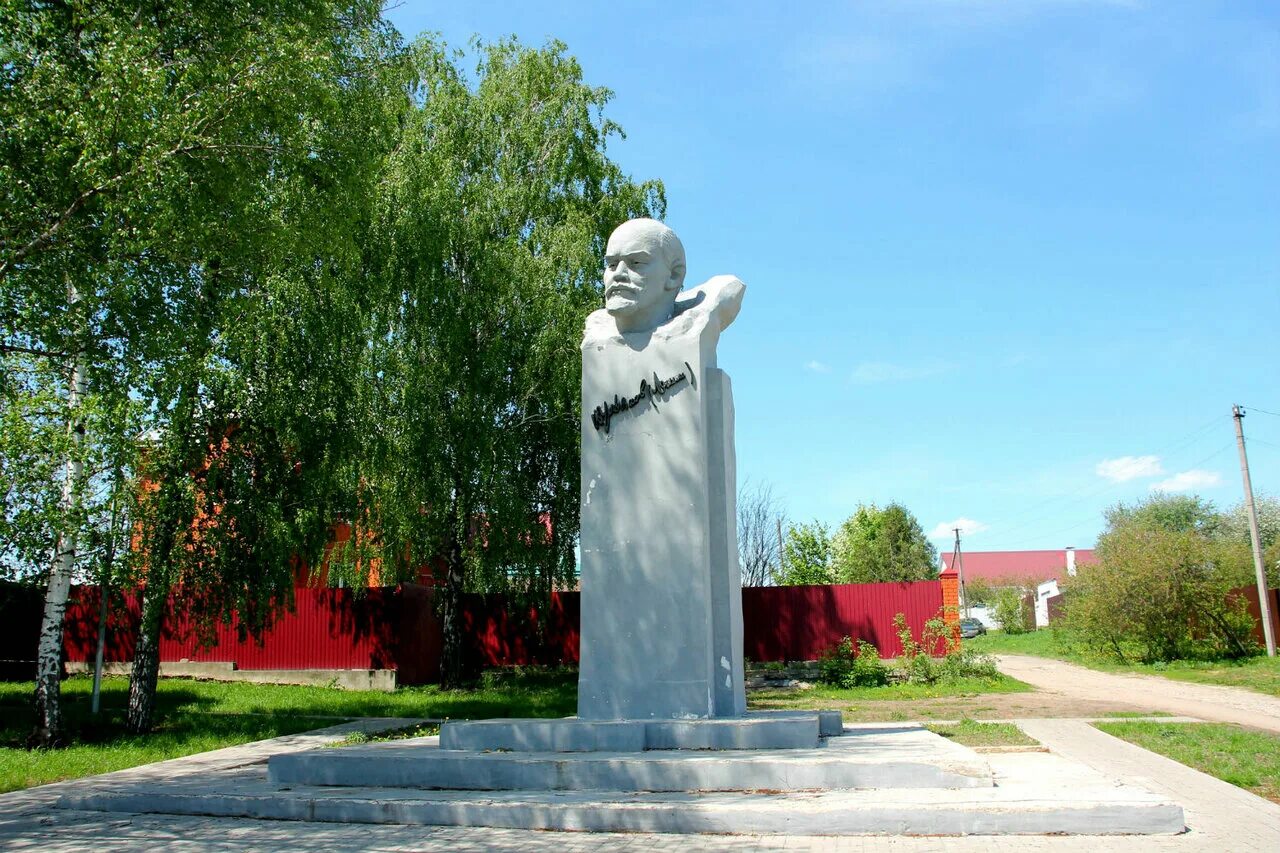 Село борское самарская область. Памятник ленина деревня мизиново. Скачиха уметский район тамбовская область. Памятники поселка яр удмуртия. Курново костромская область.