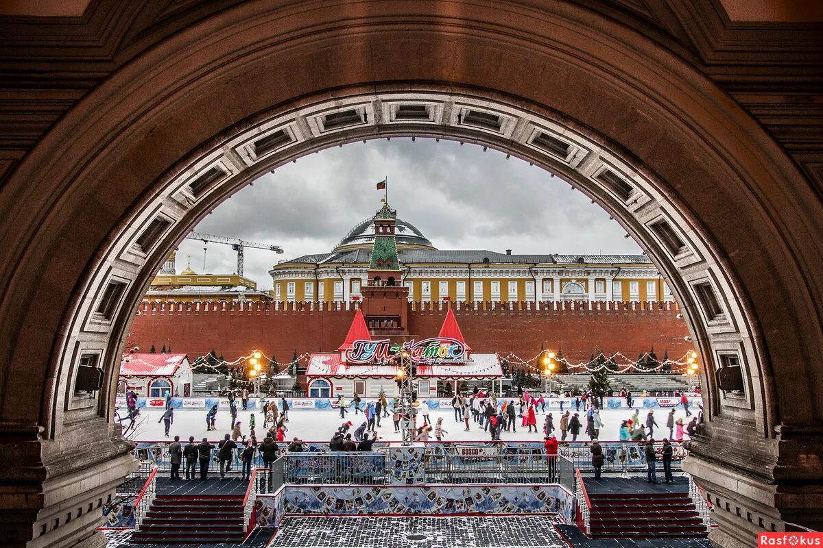 Гум прокат. ГУМ-каток Москва. ГУМ каток. ГУМ возле красной площади. Кремль Москва ГУМ.