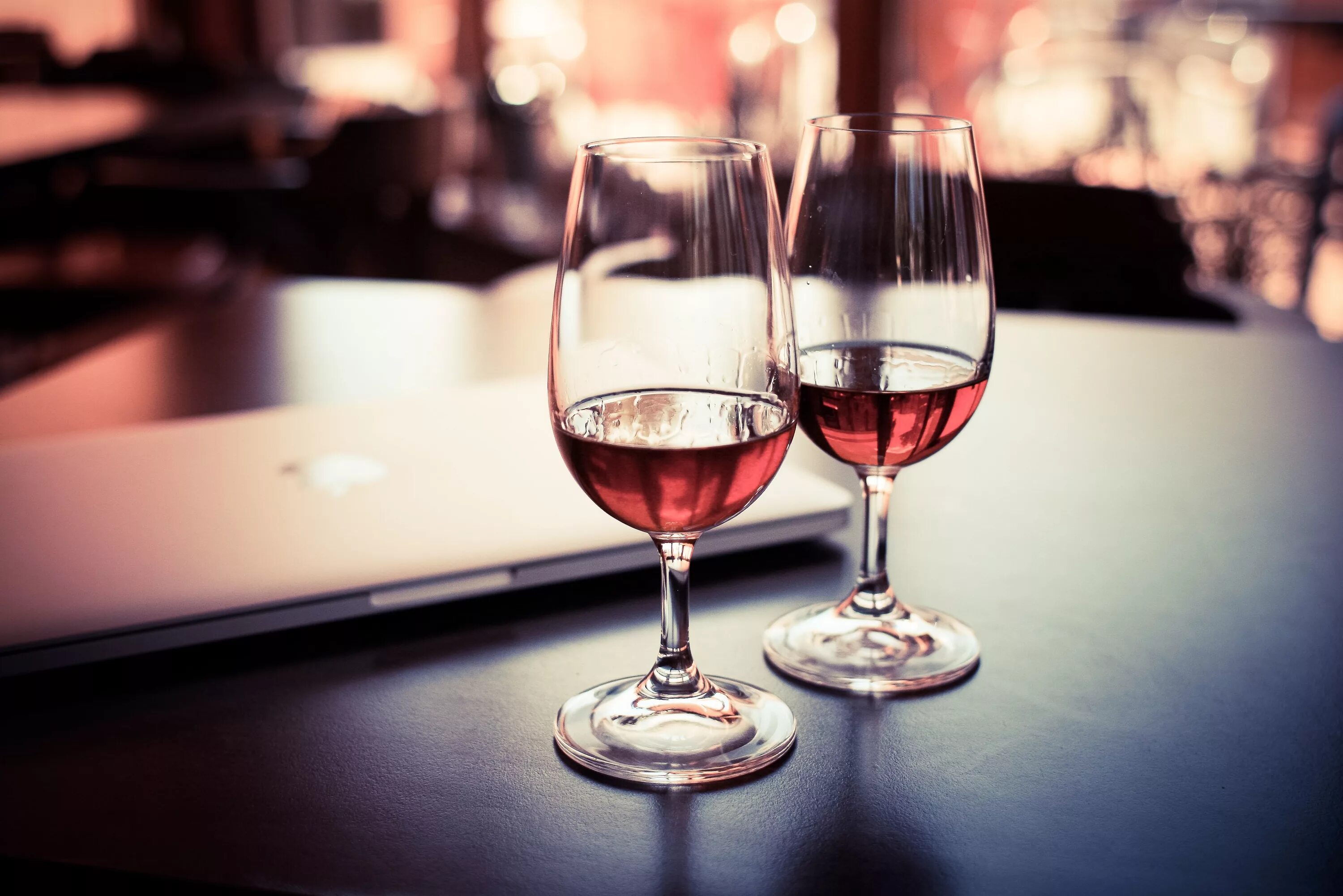 Дай бокал бокал вина. Бокалы на столе. Бокал вина. Бокал с вином. Два бокала вина.