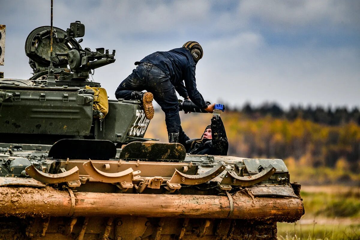 Танковые войска входят. Учения танкистов. Военный танкист. Армия танковые войска. Танкисты России.