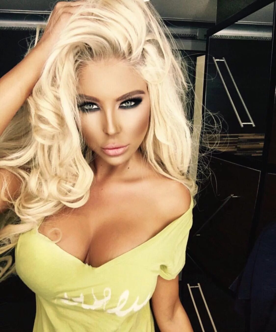 Blonde bimbo. Андреа Бимбо. Андреа Теодорова. Даниэль Дерек Бимбо. Бимбо блондинка.