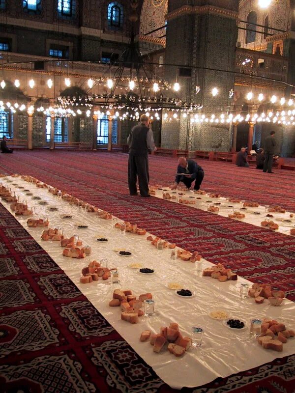 Можно ли курить после ифтара в месяц. Магриб ифтар. Ифтар в Стамбуле. Разговение в Рамадан.