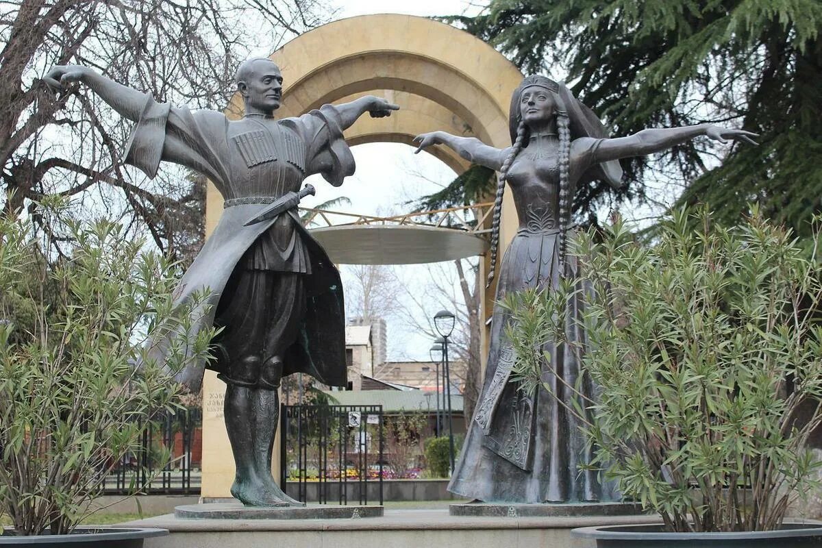 Грузия тбилиси памятники. Мост метехи в тбилиси. Грузия тбилиси памятники. Мать картли грузия. Грузия тбилиси памятники.