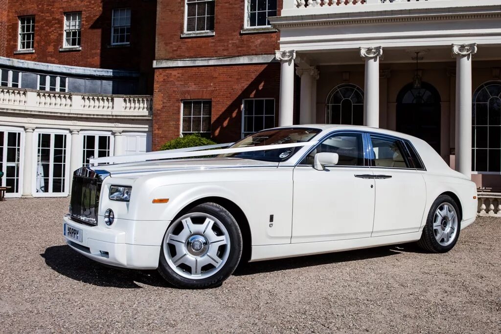 Белый роллс ройс. Роллс Ройс Фантом. Rolls Royce Phantom белый. Свадебный Роллс Ройс Фантом. Rolls Royce Phantom 2007 White.