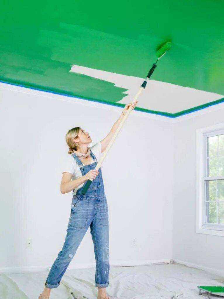 После покраски потолка. Покрашенный потолок. Потолок окрашен водоэмульсионной краской. Побелка стен водоэмульсионной краской. Побелка потолка.