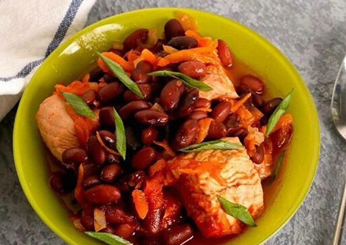 Рецепт фасоль с мясом и овощами. Фасоль с овощами. фасоль красная тушеная с овощами. фасоль с мясом тушеная. курица с фасолью.