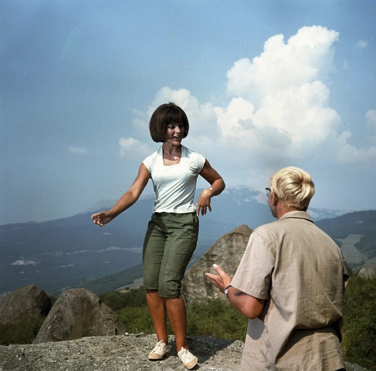Душевные встречи. Песенка о медведях аида ведищева. Девочка с букетом. Иисус в белом одеянии. Солнце в ладошках.