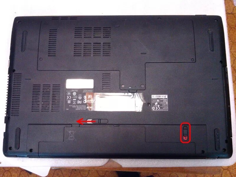 ноутбук со съемной батареей. где находится батарея в ноутбуке acer. ноутбук без аккумулятора. где находится аккумулятор в ноутбуке asus. где в ноутбуке батарея.