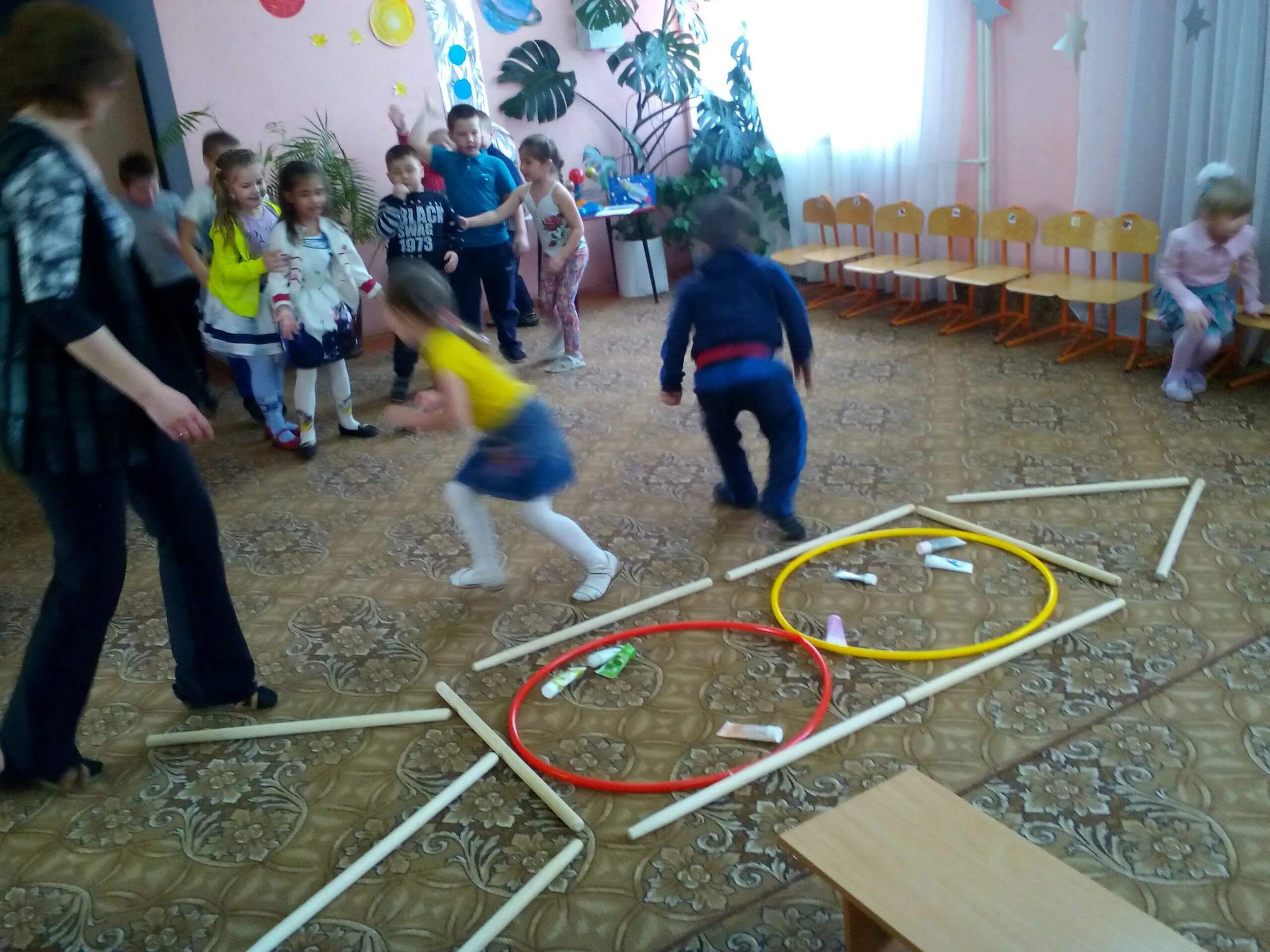 Сценарий спортивный праздник подготовительная группа. Спортивный праздник ко Дню космонавтики в детском саду. Развлечения в детском саду. Спортивное развлечение в подготовительной группе. Дети в детском саду на спортивном развлечении.