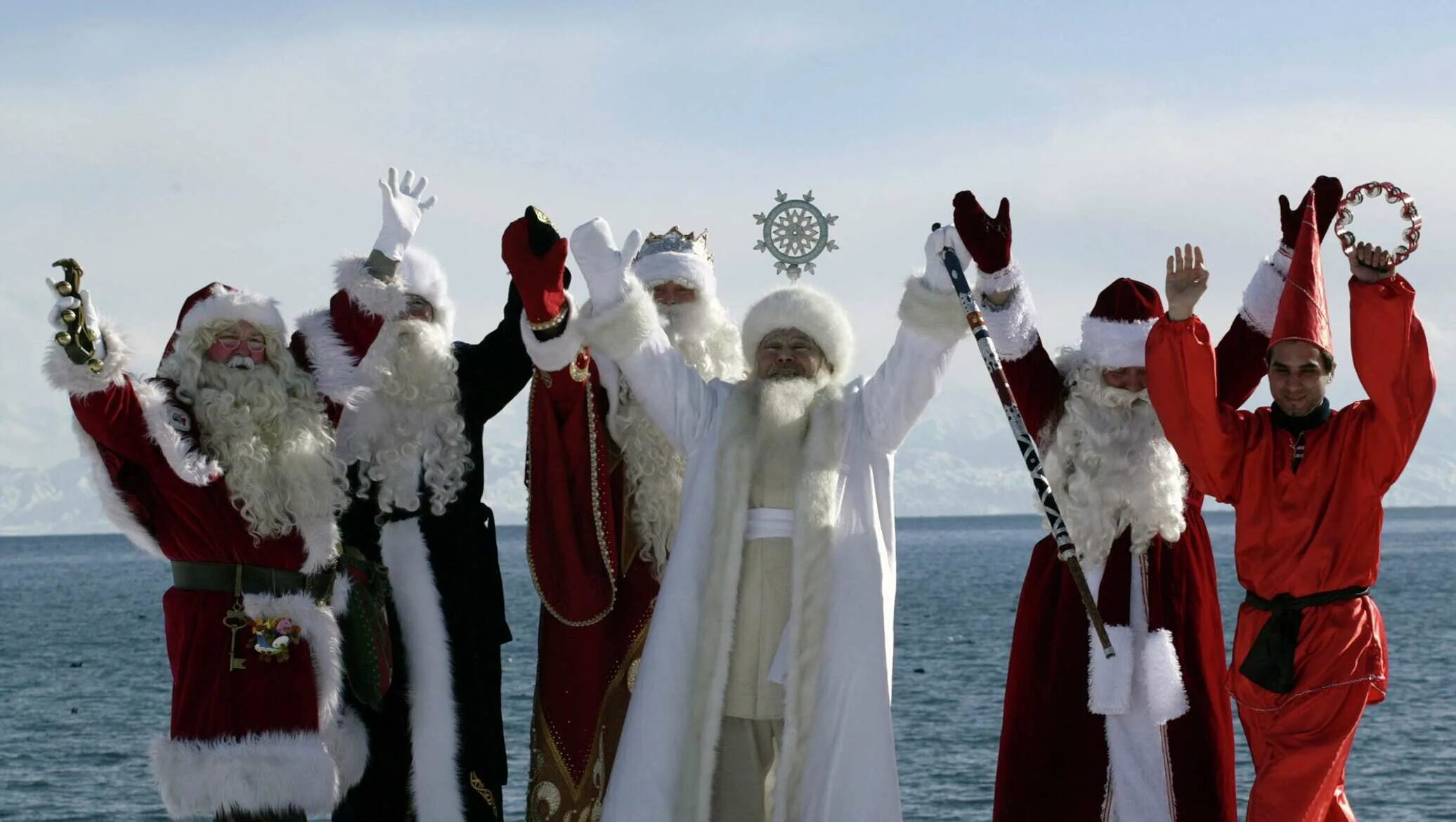 Новый год у народов. Новый год в монголии традиции. Дед мороз народов мира. Новый год у народов. Свита деда мороза.