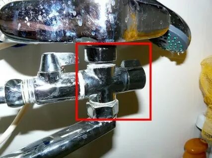 Бежит вода из крана в ванной
