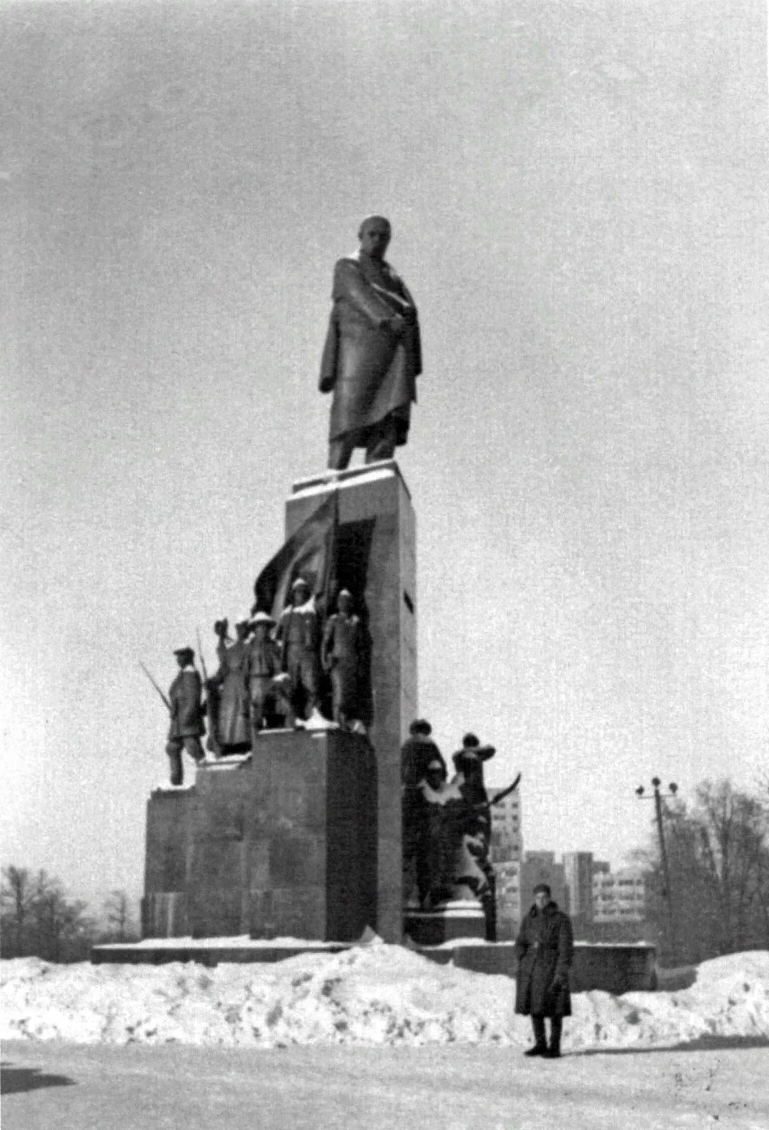 Площадь ленина воронеж 1942 год. Памятник тысячелетия россии в великом новгороде до войны. Памятник 1942 год. Адмиралтейство блокадного ленинграда. 2 августа 1942 — кущёвская атака.