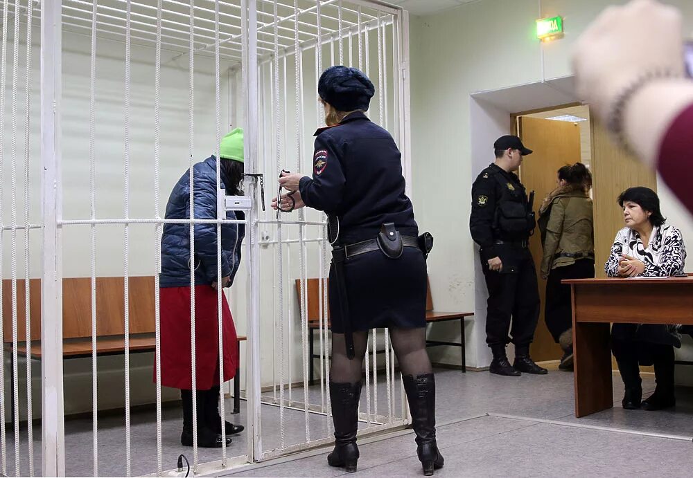 Мария алехина задержание. Арестованные девушки в суде. Конвой девушки. Женщины конвоиры в суде. Конвой в суде.