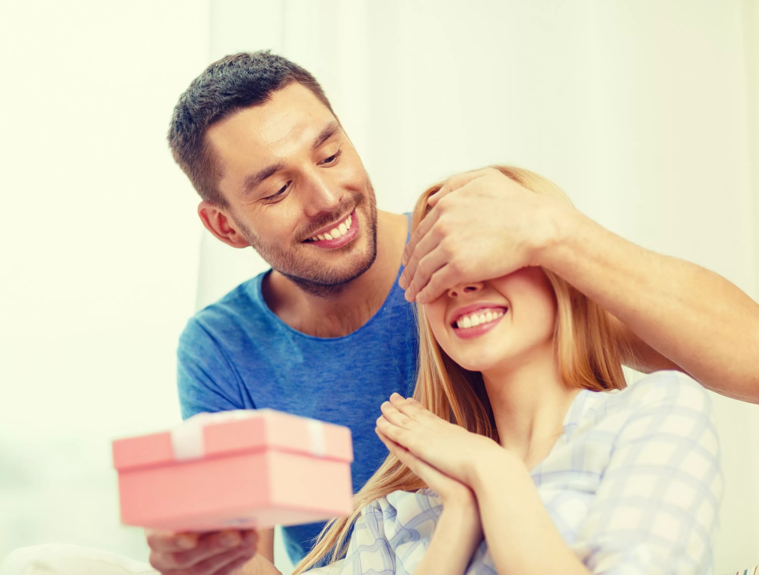 Dating surprises. Блондинка в кафе с мужчиной. Свидание в кофейне. Dating surprises. Dating surprises.