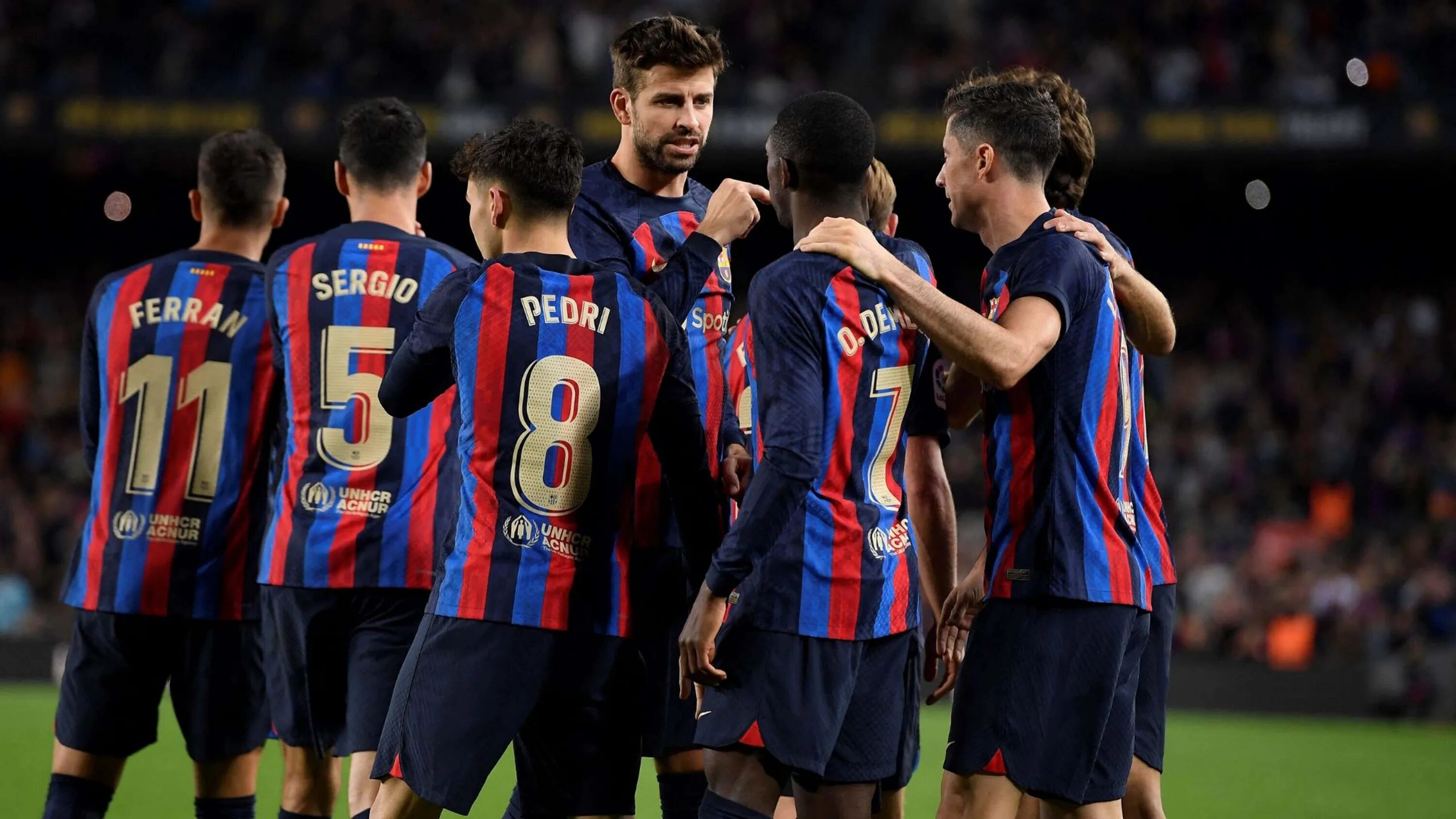 Лучшие матчи барсы. Levandovski Napoli Barca 1-1. Barcelona Players 2022 Pique. Хави Барселона 22 года.