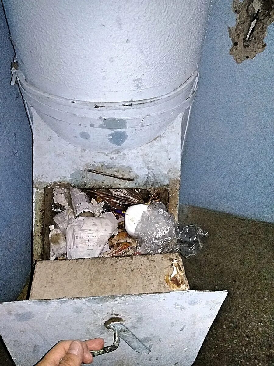 Современный мусоропровод. Засорился мусоропровод. Мусоропровод в подъезде. Мусоропровод. Консервация мусоропровода.