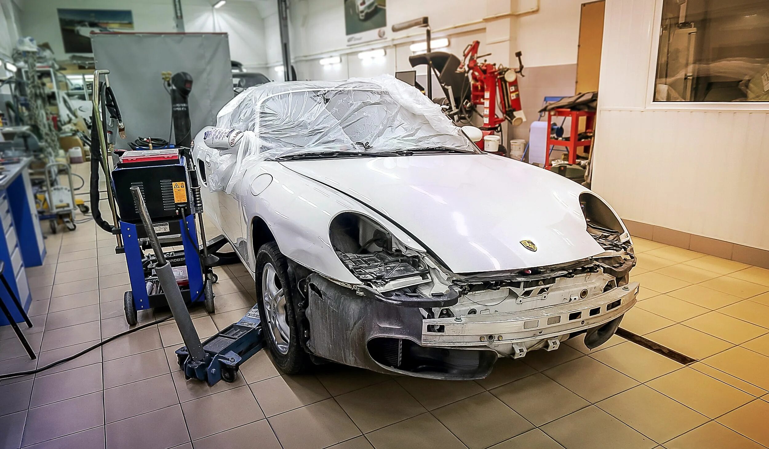 Кузовной ремонт в гараже. Сервисный центр Порше. 988 Кузов Porsche. Порше 911 в автосервисе. Порше техстанция Порше.