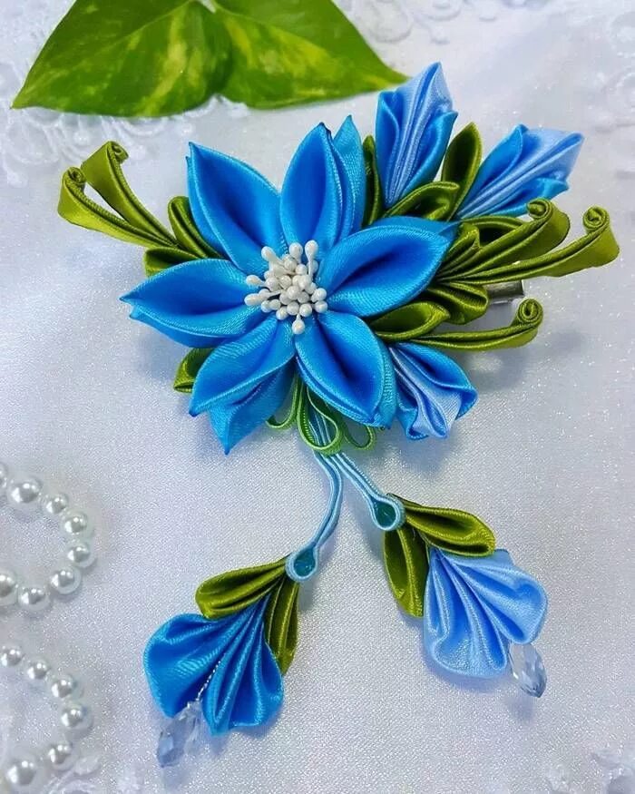 Цветок в технике канзаши. Сидаре канзаши. Цветы канзаши. Брошки канзаши. Украшения в технике канзаши.