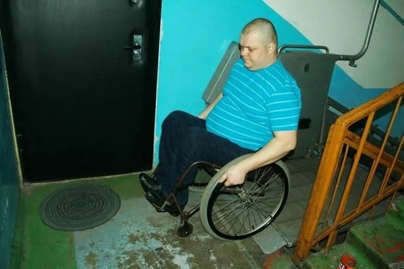 Инвалиды уроды. Инвалид. Инвалид колясочник. Коляска для инвалидов.