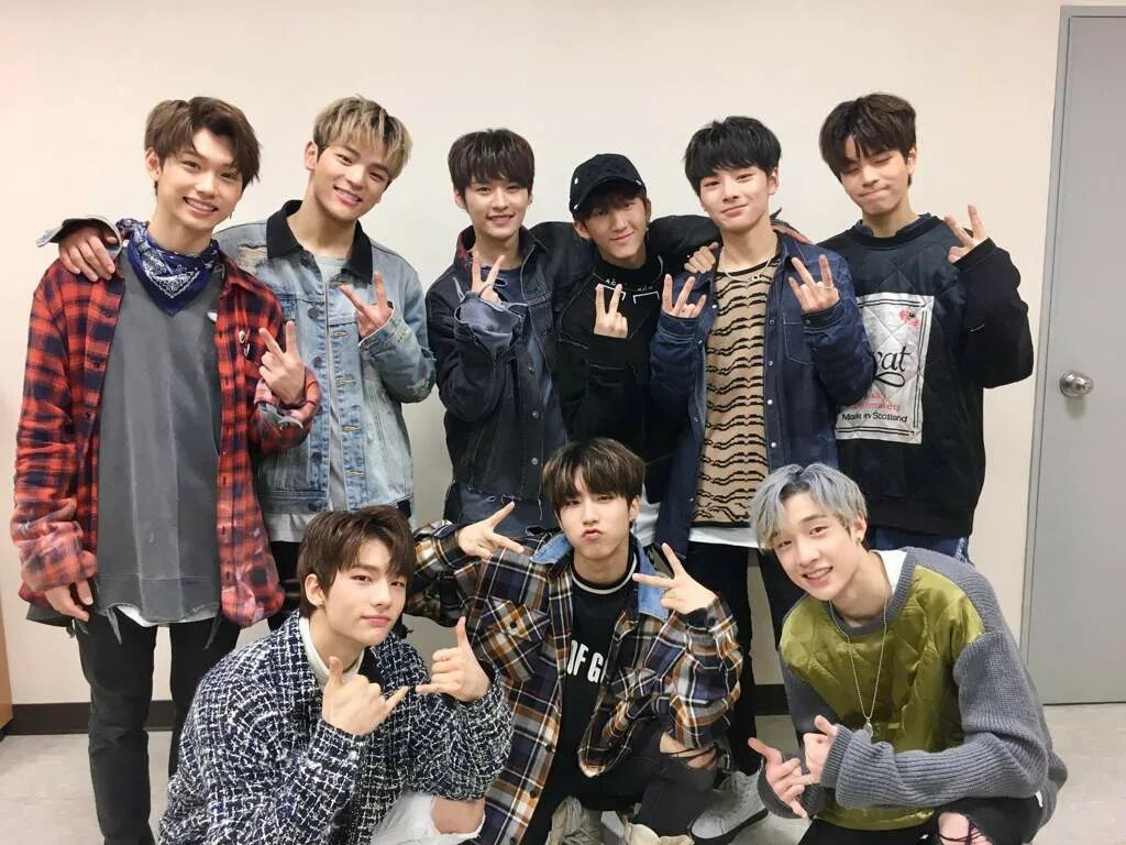 Группа stray kids дебют. Группа Stray Kids. Корейская группа Stray Kids. Stray Kids дебют. Корейская группа Stray Kids имена.