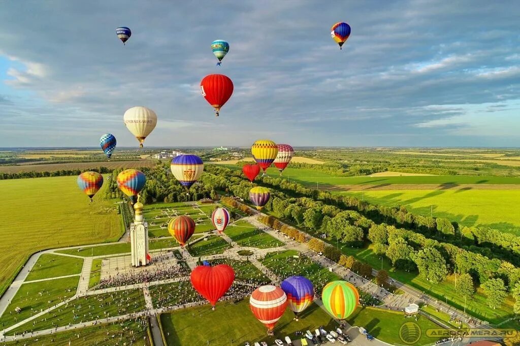 Шарики в поле. Вид с высоты воздушного шара. Вид с воздушного шара. Воздушные шары над летним полем. Воздушный шар над полем.