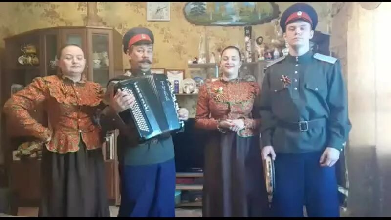 Казачьи песни бабкиной. Казачьи песни бабкиной. Ансамбль надежды бабкиной. Озерушко бабкины внуки. Костюмы театра надежды бабкиной.