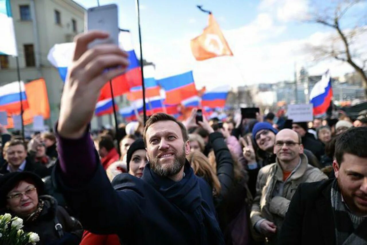 Образ оппозиции. Флаг российской оппозиции. навальный с флагом россии. оппозиция навального. оппозиция в россии.