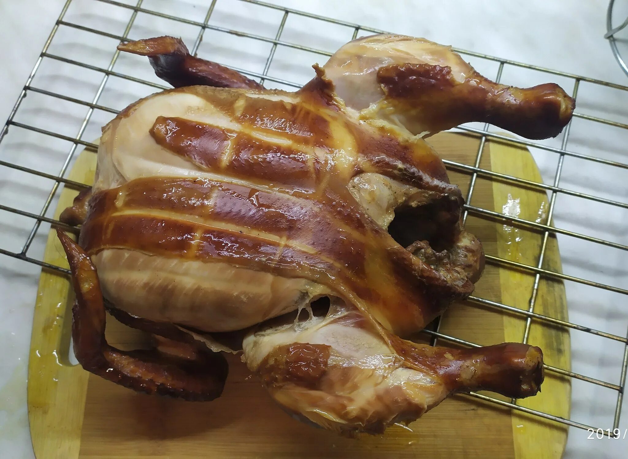 Курица в коптильне. Копченая курица в коптильне. Курица в домашней коптильне. Курица в коптильне горячего. Копчение курицы пошаговый рецепт.
