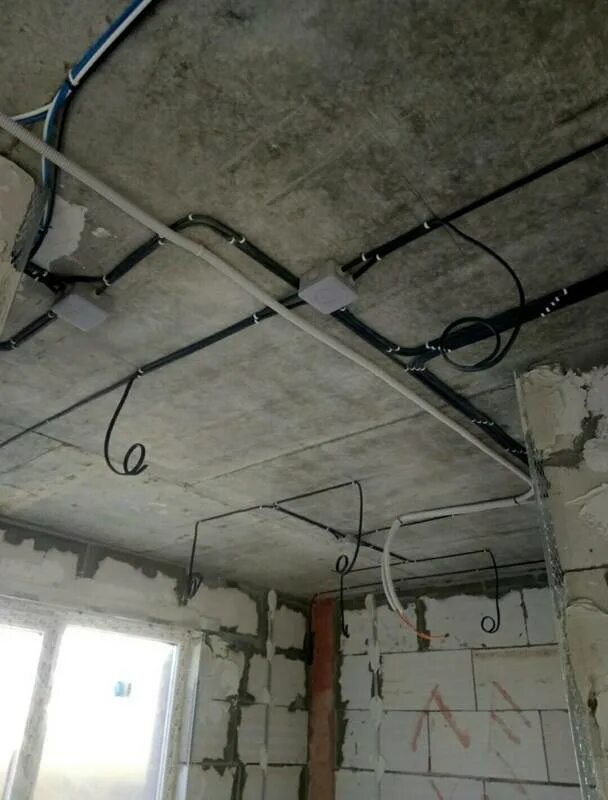 Электропроводка по потолку. Проводка по потолку. Электрика на потолке. Электрика по потолку.