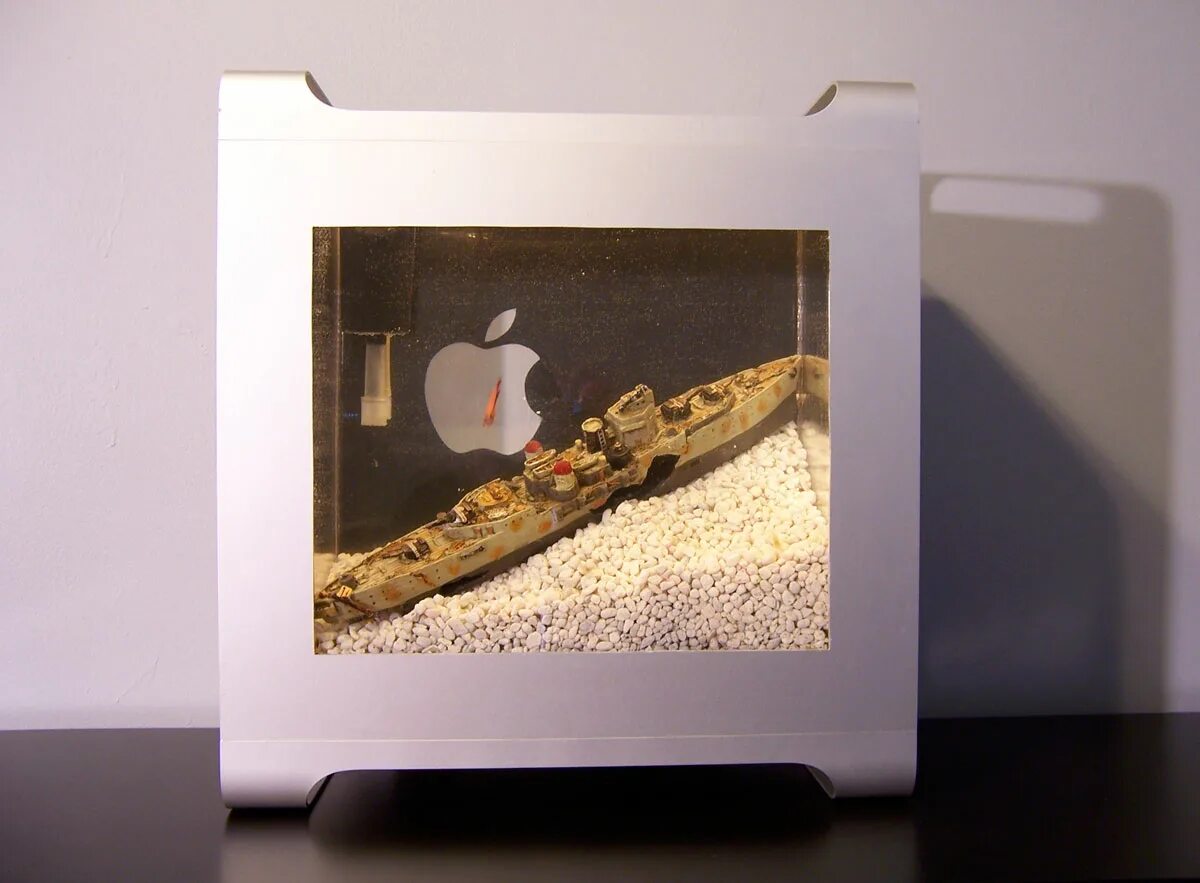 Imac g3. Аквариум из старого монитора. Поделки из старых мониторов. Аквариум из старого монитора. Домик для кошки из монитора.