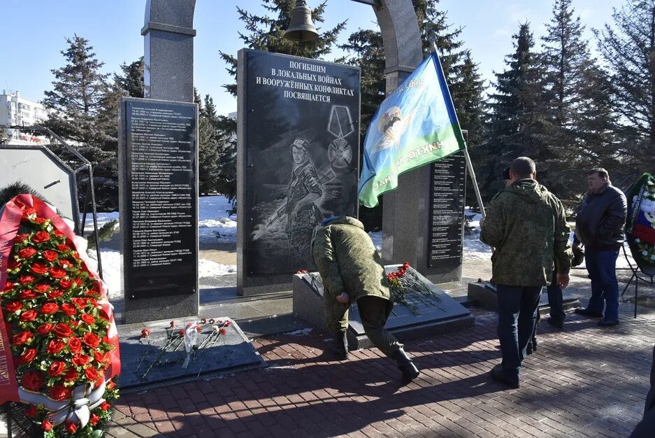 Памятник воинам интернационалистам барнаул. Мемориала воину погибшему город тайга. Воинам погибшим в локальных конфликтах. Воинам погибшим в локальных конфликтах. Памятник воинам афганцам балаково.