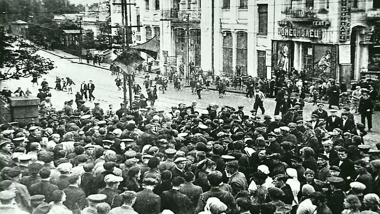 Выступление 22 июня 1941. 22 июня 1941 года левитан. москва 22 июня 1941. обращение левитана 22 июня 1941. 22 июня 1941 люди у репродуктора.