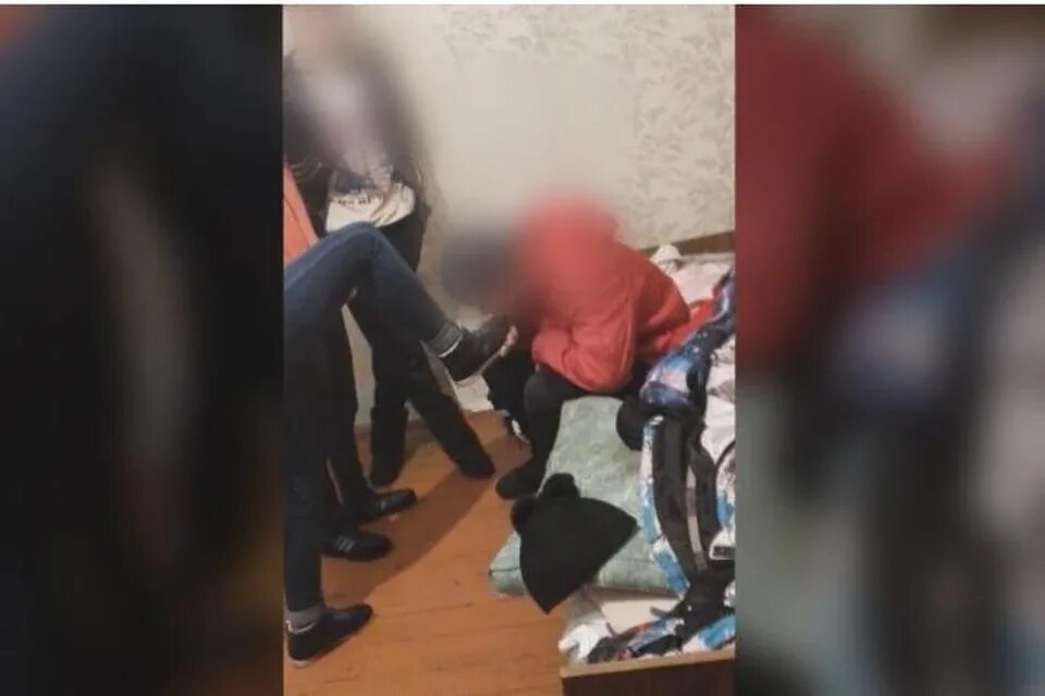Школьники издевались. Избили свою одноклассницу. школьники избивают одноклассника в школе.