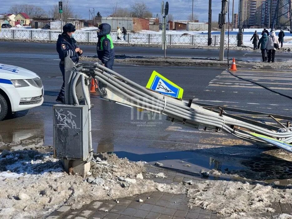 Троицкий мост Псков ремонт. Авария на Троицком мосту Псков. Мачты освещения на Троицком мосту.