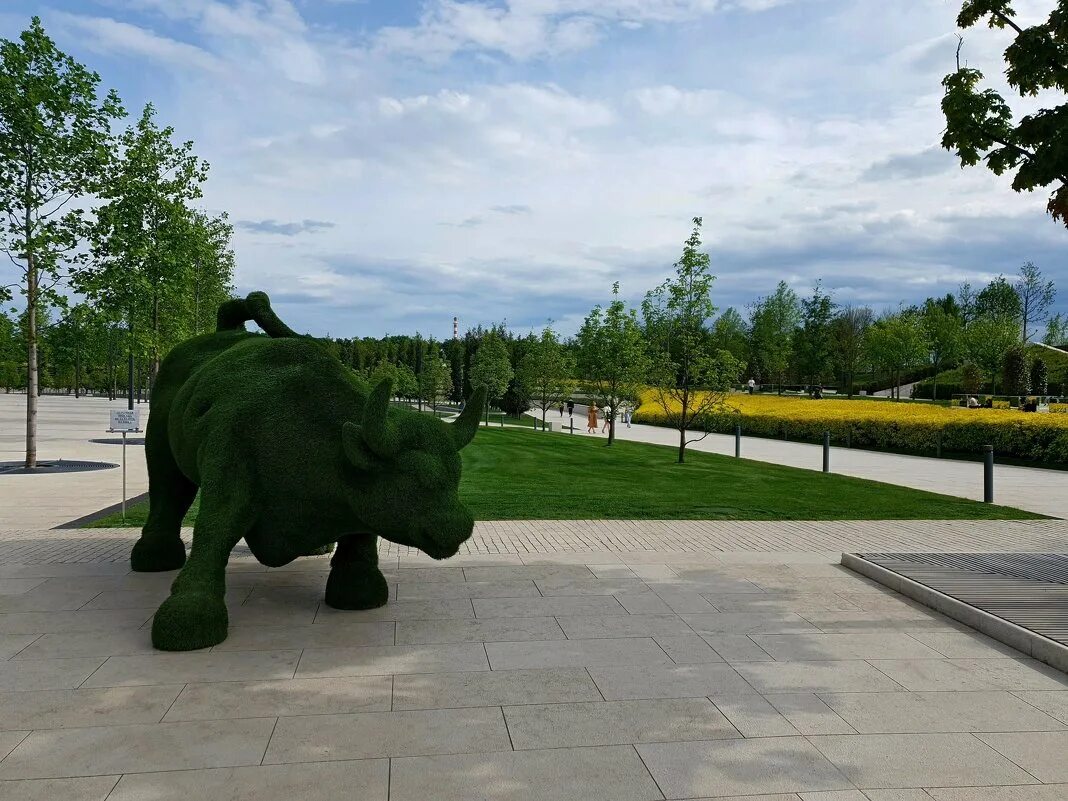 Парк Краснодар бык. Скульптура быка в Краснодаре в парке Галицкого. Парк Галицкого скульптура бык. Парк Краснодар скульптура быка.
