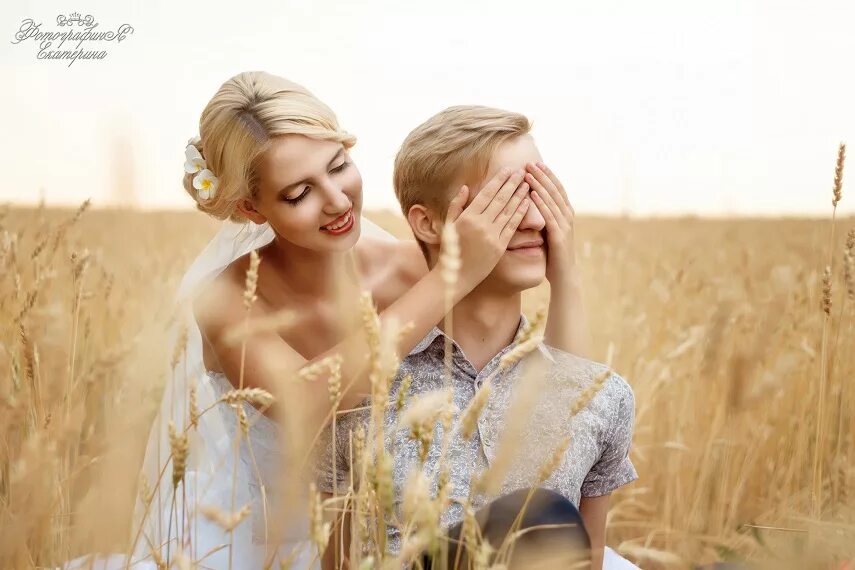 Свадебная фотосессия в поле летом. Свадьба в пшенице. Свадьба в пшеничном поле. Свадебная фотосъемка в поле пшеницы. Брачное поле