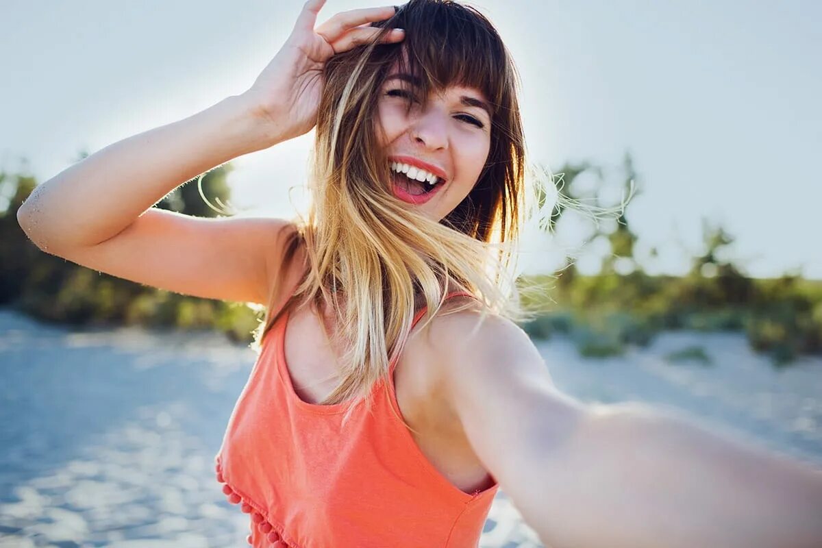 Девушка смеется. Девушка смеется. Женщина смеется. Человек, который смеется. Увидеть как она смеется.