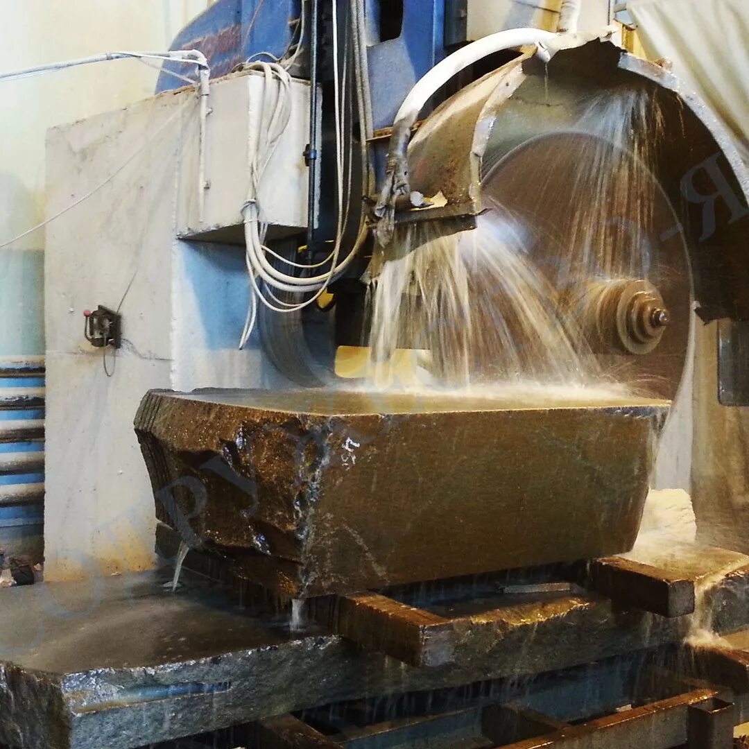 Техники обработки камня. Распиловка камня. Распиловка мрамора. Завод по обработке камня. Распил гранитных блоков.