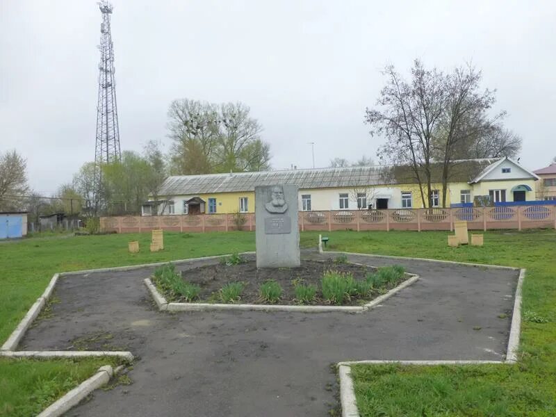 змиёвка свердловский район. храм в змиевке орловской области. поселок змиевка орловская область. мемориал скорбящая мать змиёвка. храм вознесения господня змиевка.