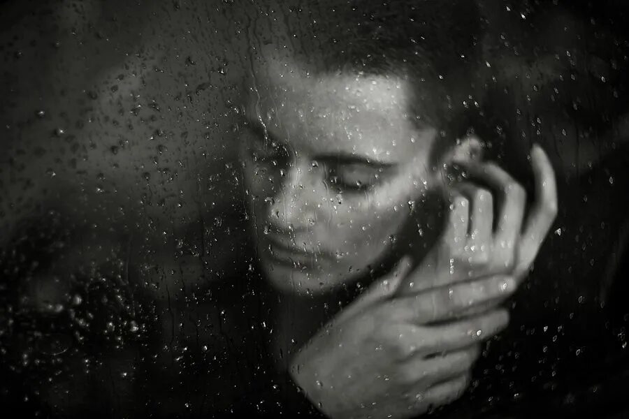 Дождь на щеках. Дождь на щеках. Девушка дождь грусть. Дождь на щеках. Сердце плачет.