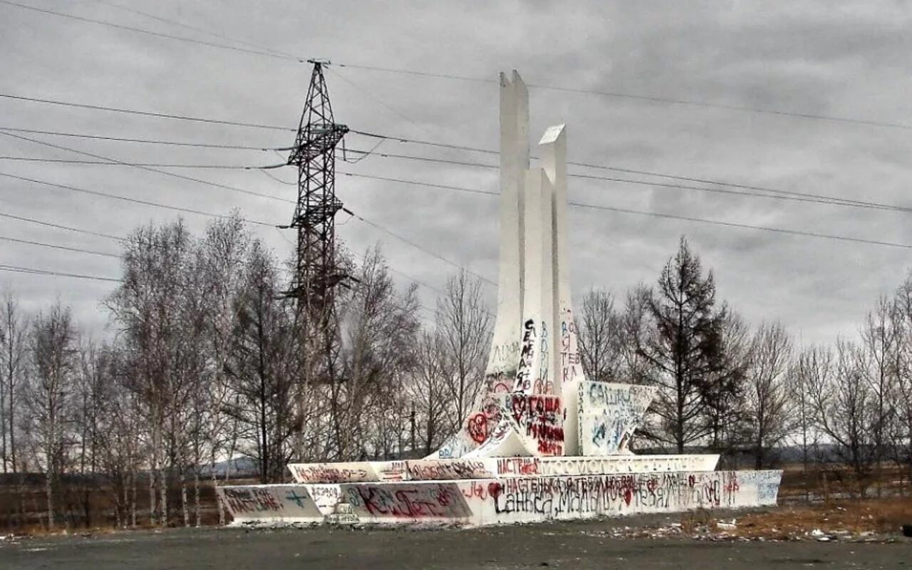 Гисметео комсомольск на амуре магнитные. Поселок старт Комсомольск на Амуре. Стела «Комсомольск-на-Амуре — город трудовой славы». Посёлок Хурба Комсомольск на Амуре стела.