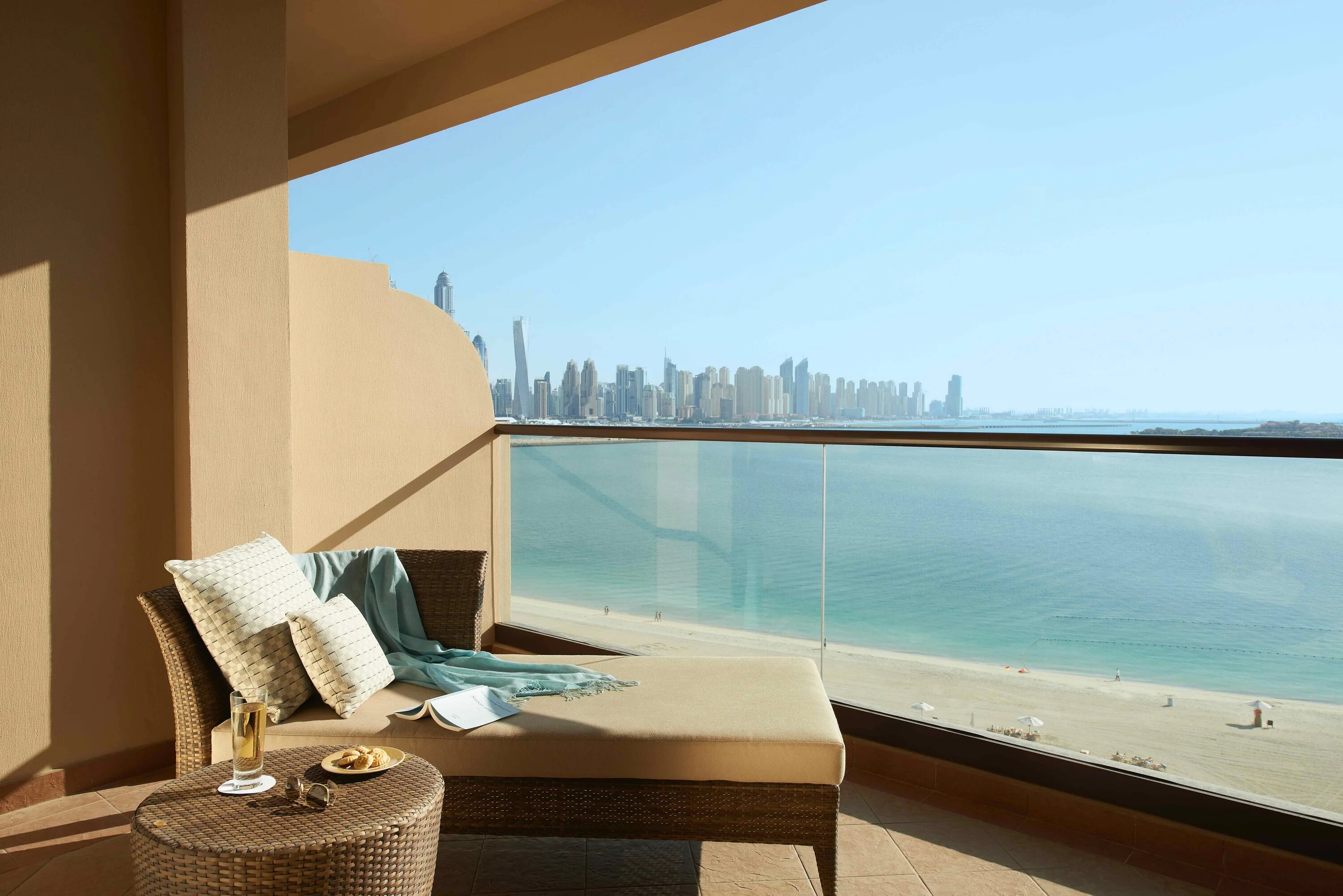 Four points дубай терраса. Ramada downtown dubai. Оаэ вид с балкона. Дубай с балкона. Jumeirah al qasr номера.