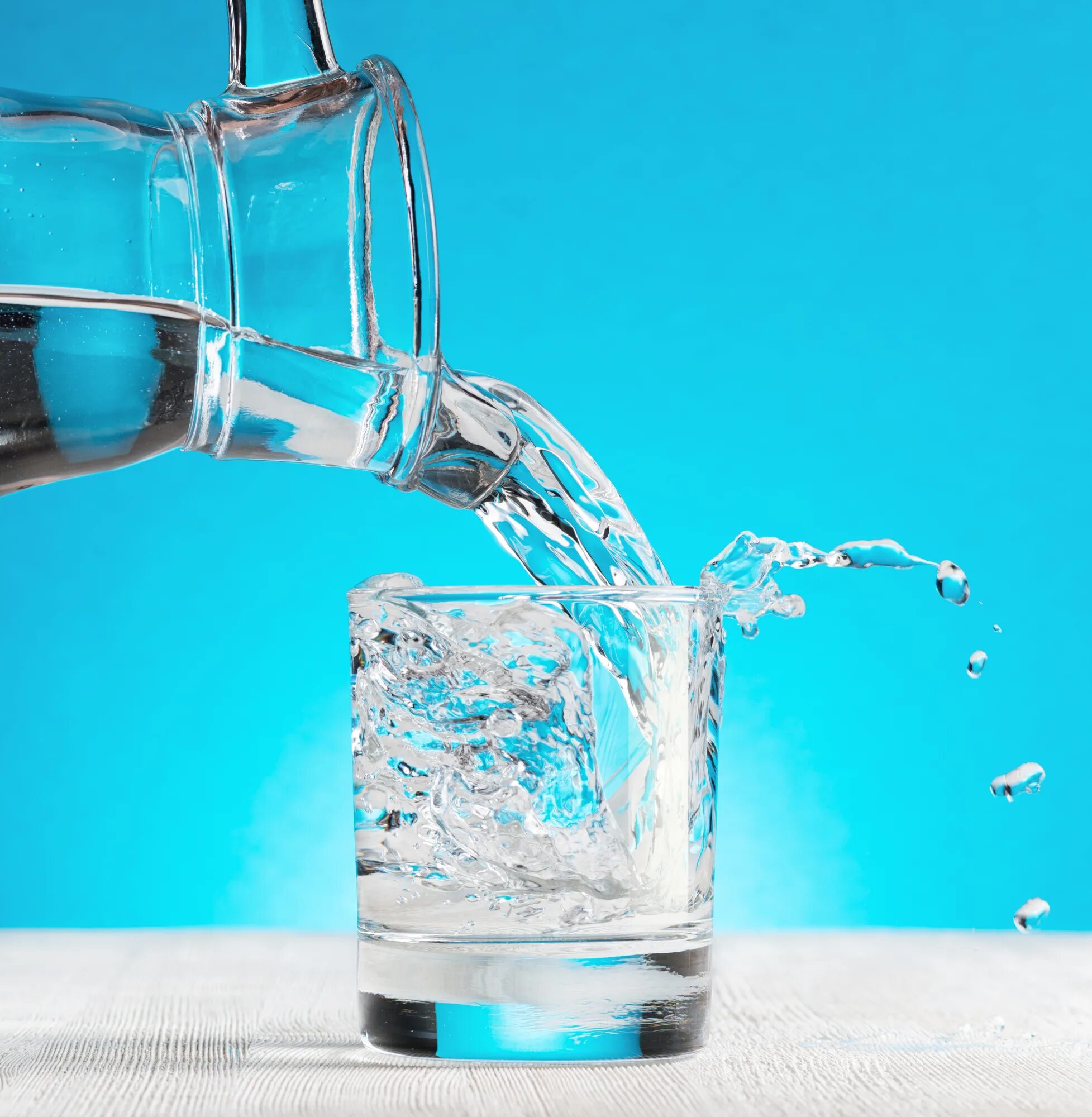 Вода питьевая в стакане. Переливать воду. Переливание воды. Воду наливают в стакан. Налить воду рядом