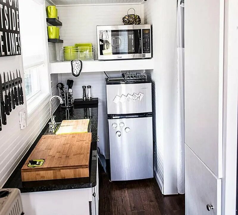 Квартира в 10 70. Кухня на балконе. Очень маленькая кухня. Планировка маленькой кухни. Маленькая кухня с холодильником.